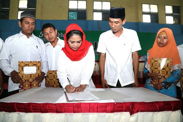 Puti Soekarno Tandatangani...