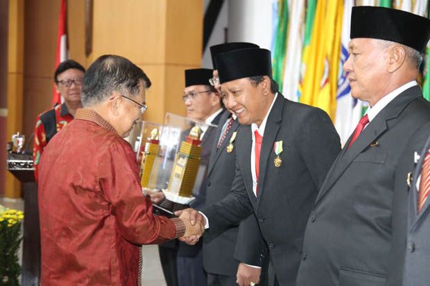Irsyad Yusuf Dapat Penghargaan...
