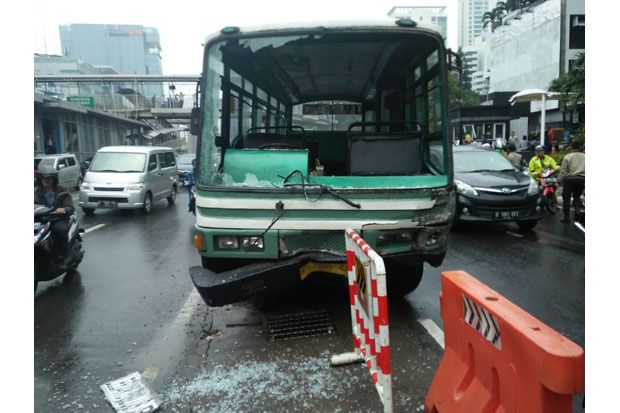Ngebut, Kopaja P20 Hantam...