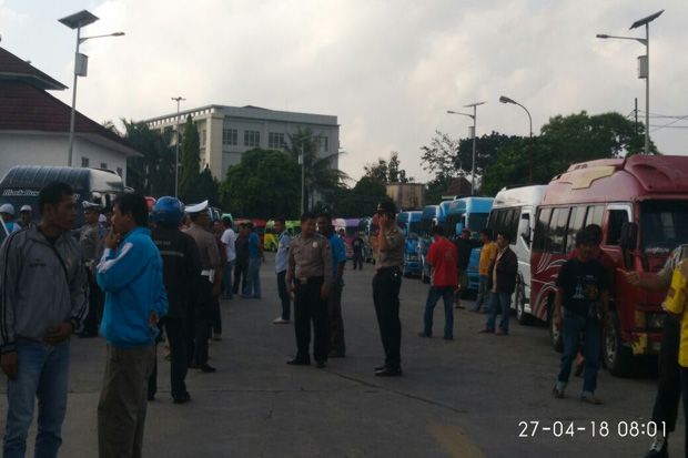 Ratusan Awak Angkutan...