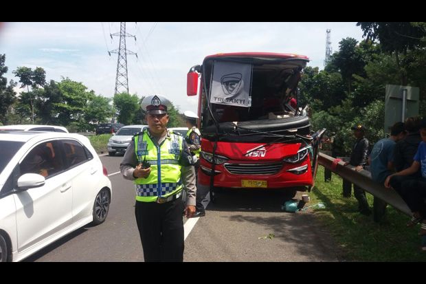 Bus Tabrak Tronton di...