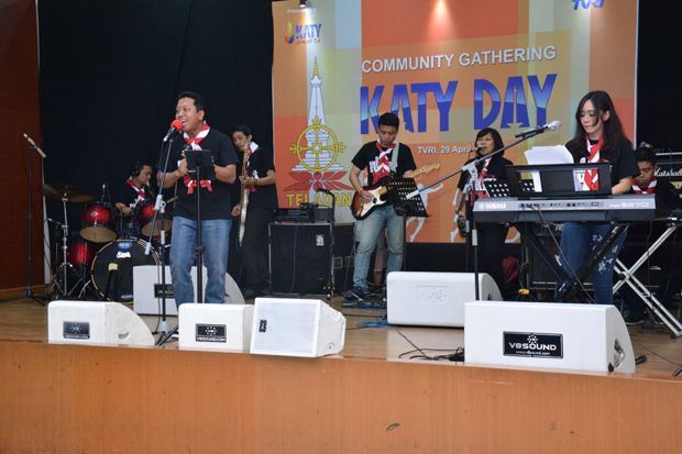 Tampil Bersama Band...
