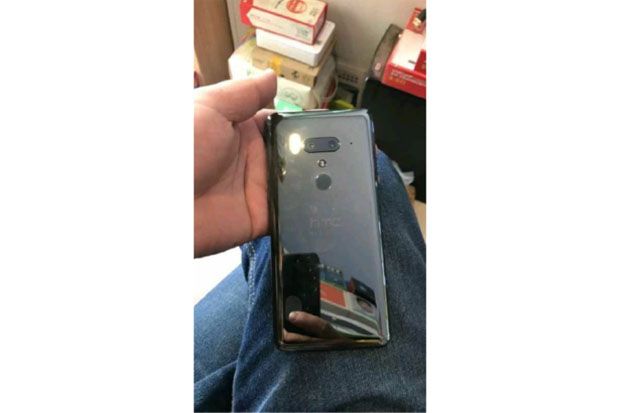 Gambar HTC U12+ dengan...