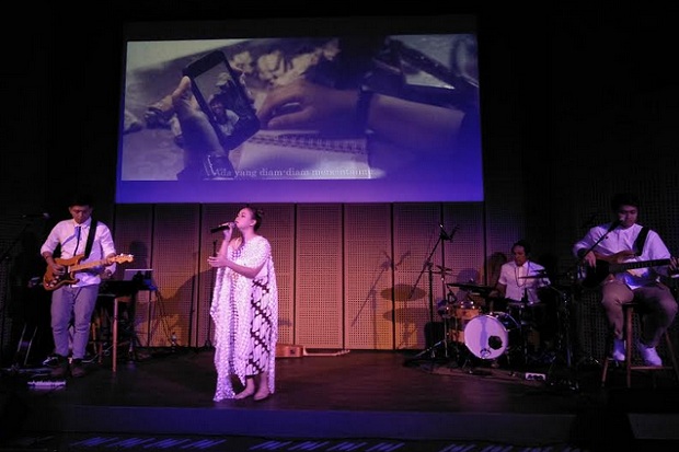 Rilis 2 Single, Gloria...