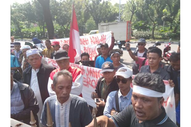 Warga Pulau Pari Minta...