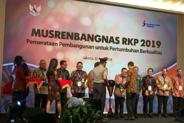Presiden Jokowi Serahkan...