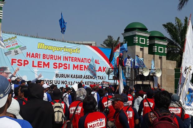 Geruduk Gedung DPR,...