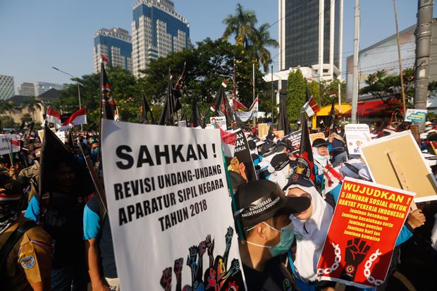 Ribuan Buruh Padati...