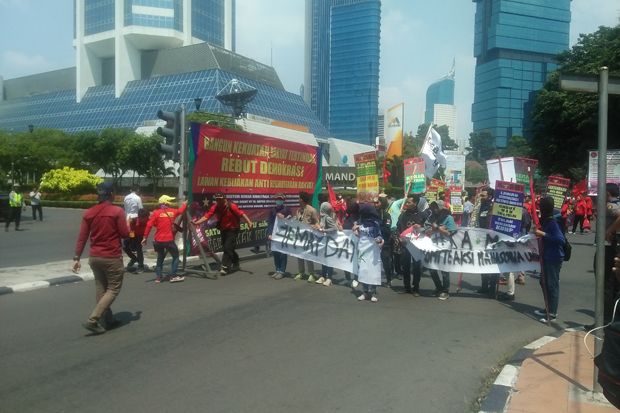 Dihalangi Polisi, Massa...