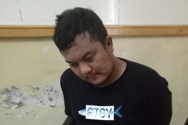 Mengaku Anggota Polisi,...