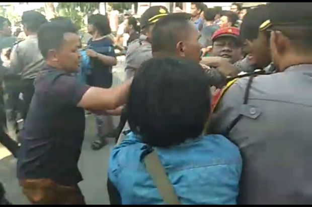 Demo Mahasiswa Ricuh,...
