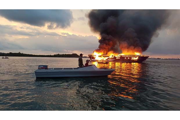 Kapal Yatch Hangus Terbakar...
