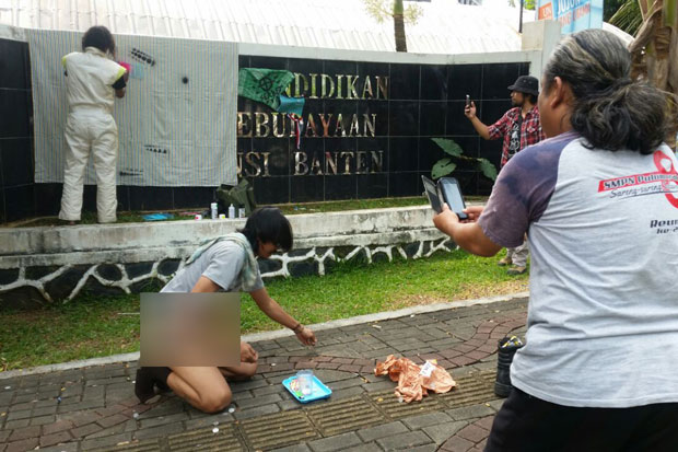 Juara Lomba Puisi Dihadiahi...