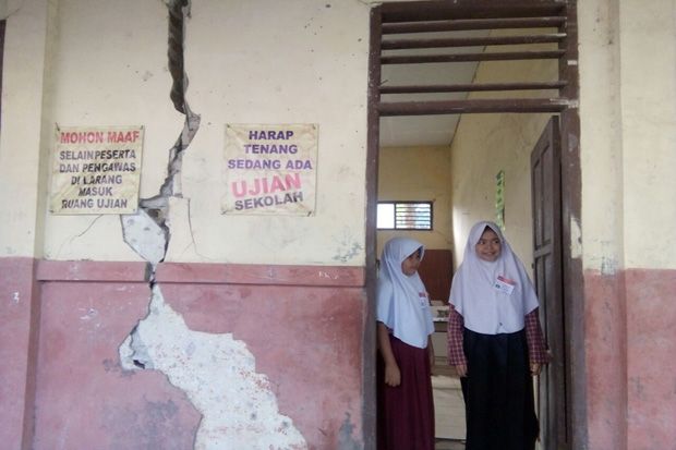 Nyaris Ambruk, Siswa...