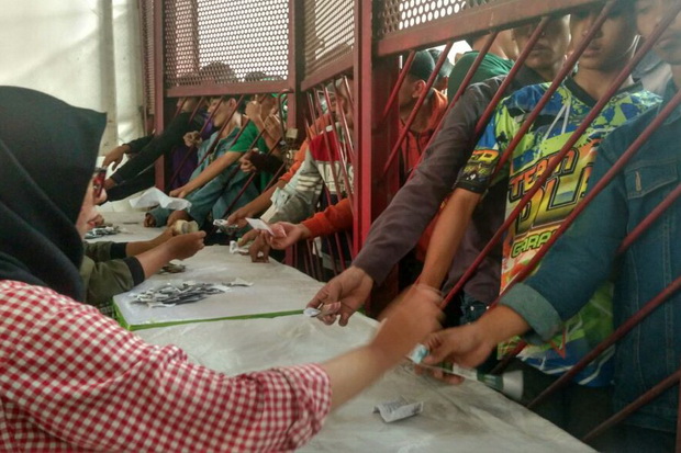 Demi Tiket Derby Jatim,...