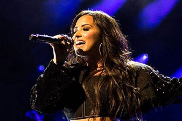 Demi Lovato Patah Kaki...