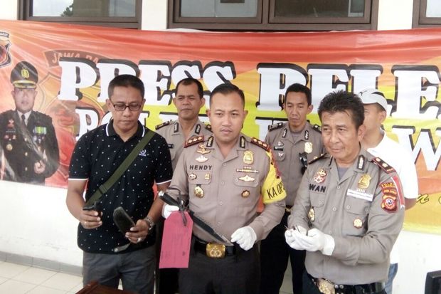 Serang Polisi Pakai...