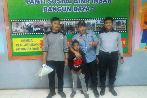Kencing di Stasiun,...