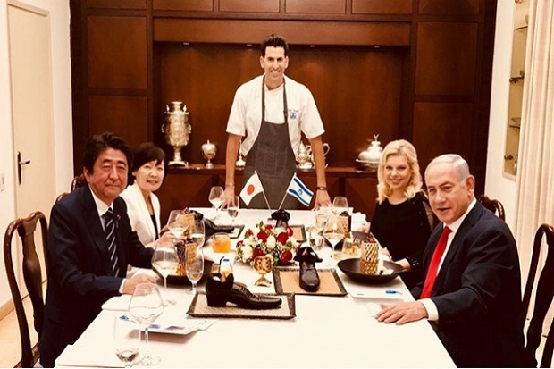 Netanyahu Suguhi Makanan...