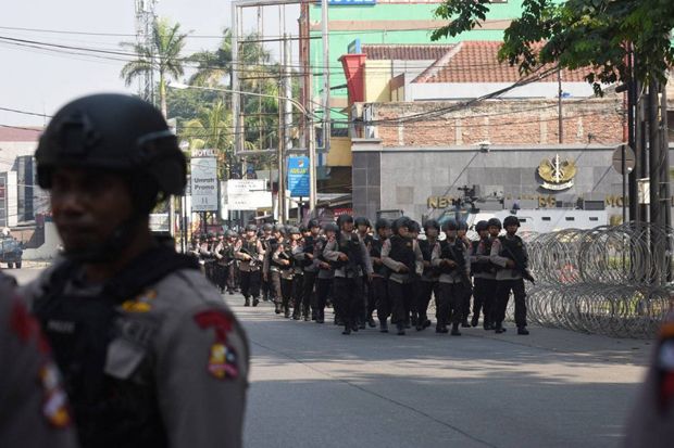 Lima Polisi Korban Kerusuhan...