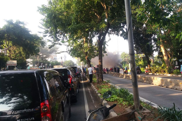 Warga Aksi Bakar Ban,...