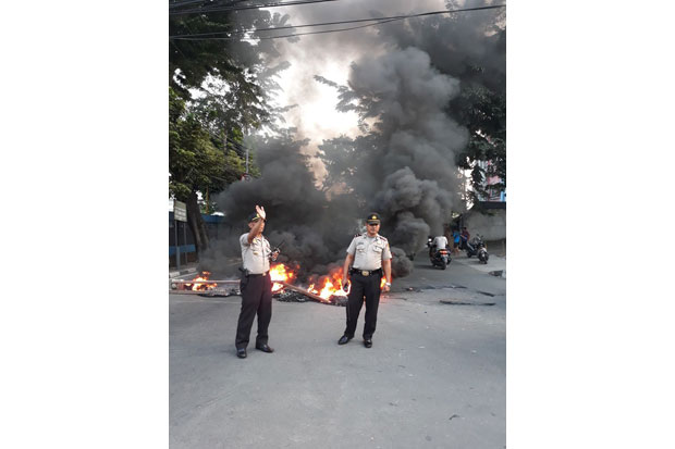 Bakar Ban, Warga Tolak...