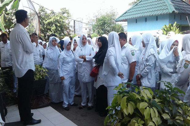 Perawat dan Bidan Demo,...