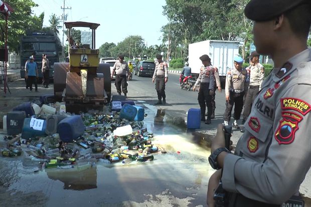 Ribuan Botol Miras Dimusnahkan...