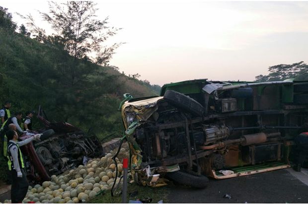 Truk Angkut Melon Terguling...