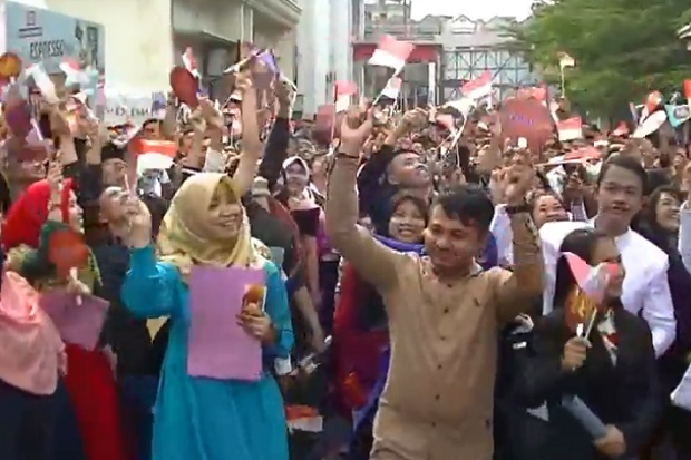 Ratusan Peserta Mengantre...