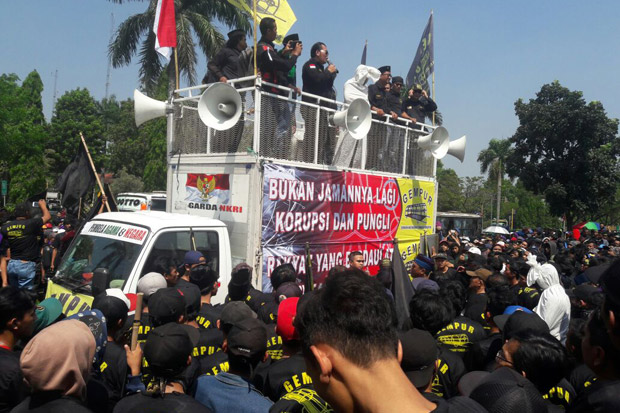Datangi Kantor Bupati,...
