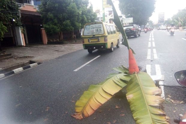 Protes Jalan Rusak,...