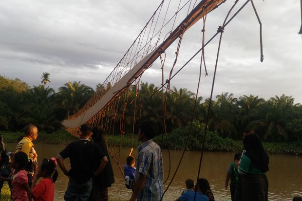 Jembatan Gantung Putus,...