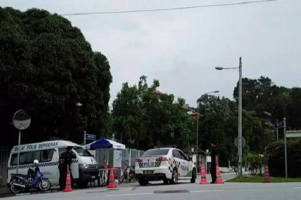 Polisi Tutup Akses Masuk...