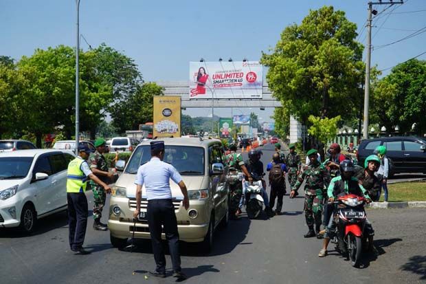 Pengunjung Bandara Ahmad...