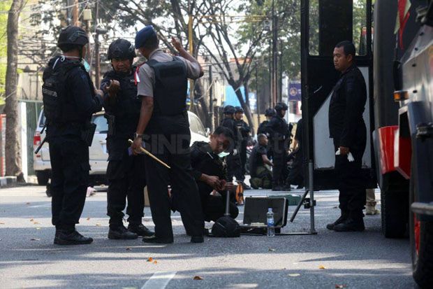 Gandeng TNI dan Banser,...