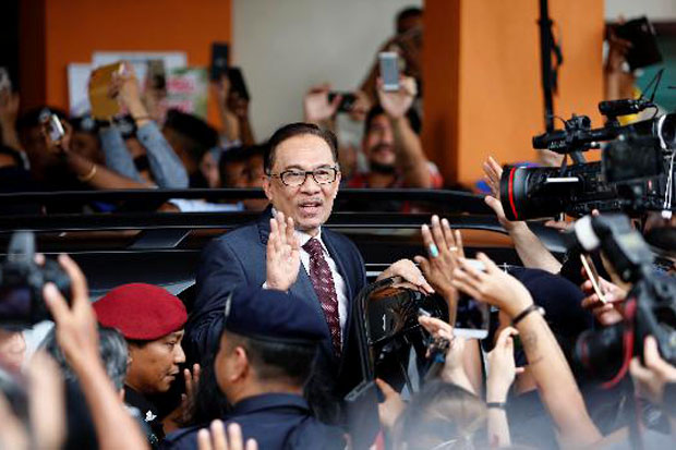 Anwar Ibrahim Sambut...
