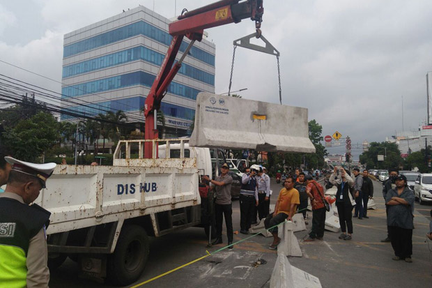 Barier Beton di Perempatan...