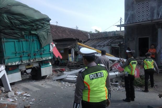 Disambar Truk Muatan...