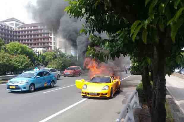 Mobil Porsche Nomor...