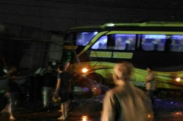 Bus Restu Tabrak Truk...