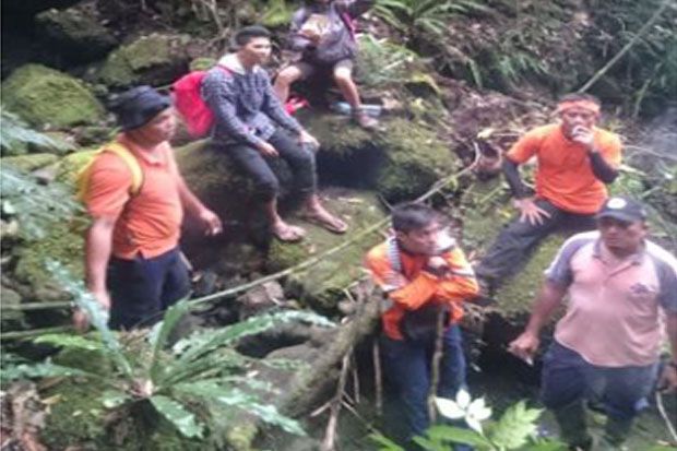 Tiga Pendaki Gunung...