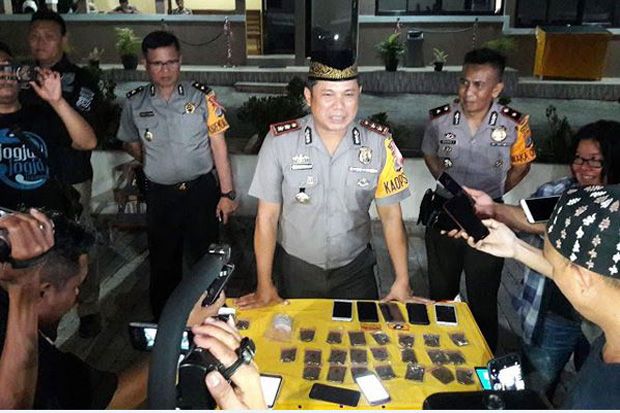 Bawa 24 Paket Ganja,...