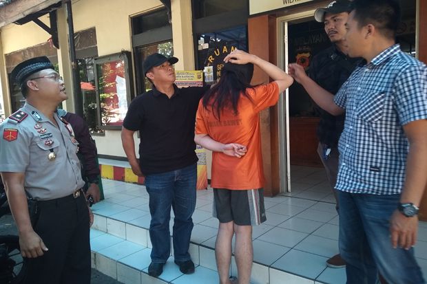 Nyamar Jadi Perempuan,...