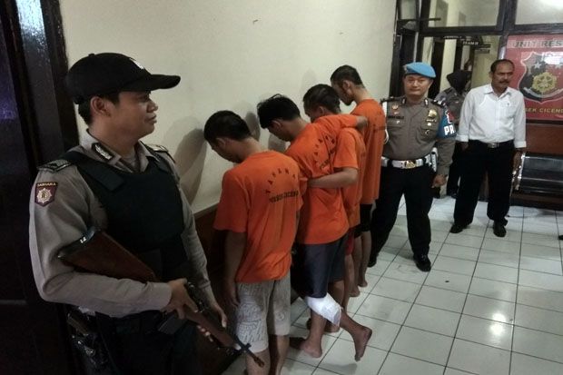 Aniaya Warga, 4 Anggota...
