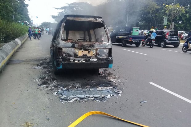 Mobil Angkot Terbakar...