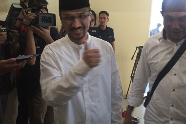 Mengenakan Baju Koko...