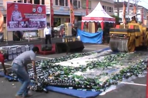 Ribuan Botol Miras Digilas...