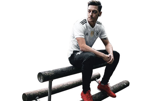 Mesut Ozil, Keunikan...