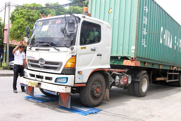 Truk Dilarang Melintas...